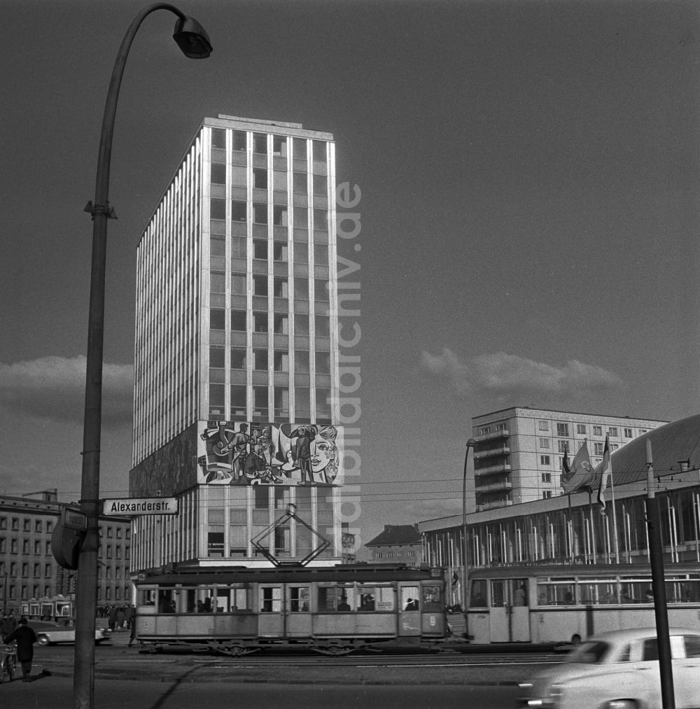 DDR-Bildarchiv: Berlin - Mitte - Das Haus des Lehrers in Berlin Mitte am Alexanderplatz