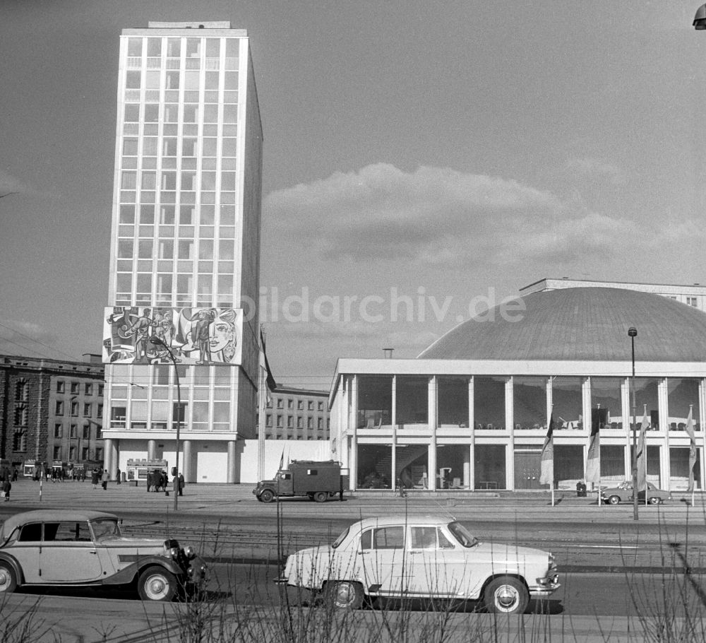 DDR-Fotoarchiv: Berlin - Mitte - Das Haus des Lehrers in Berlin Mitte am Alexanderplatz