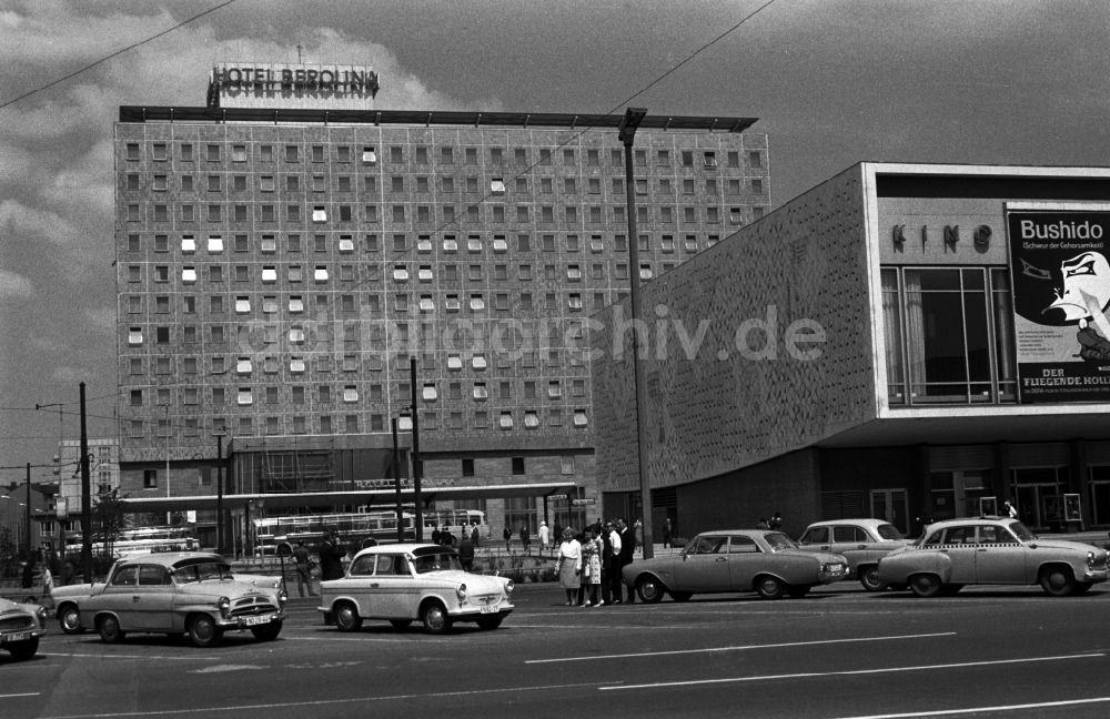 Berlin - Mitte: Das Hotel Berolina und das Kino International an der Karl-Marx-Allee in Berlin - Friedrichshain