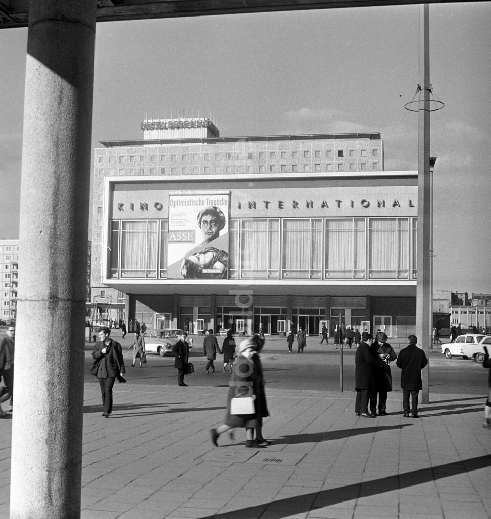 Berlin - Mitte: Das Kino International an der Karl-Marx-Allee in Berlin Mitte