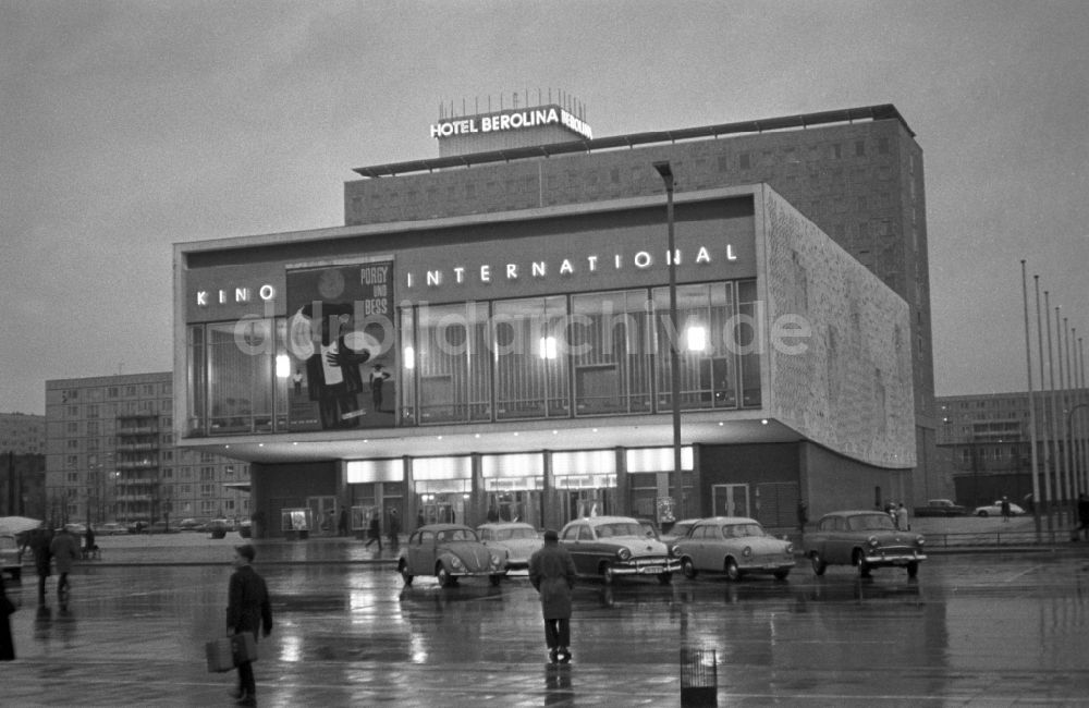 DDR-Fotoarchiv: Berlin - Mitte - Das Kino International an der Karl-Marx-Allee in Berlin - Mitte
