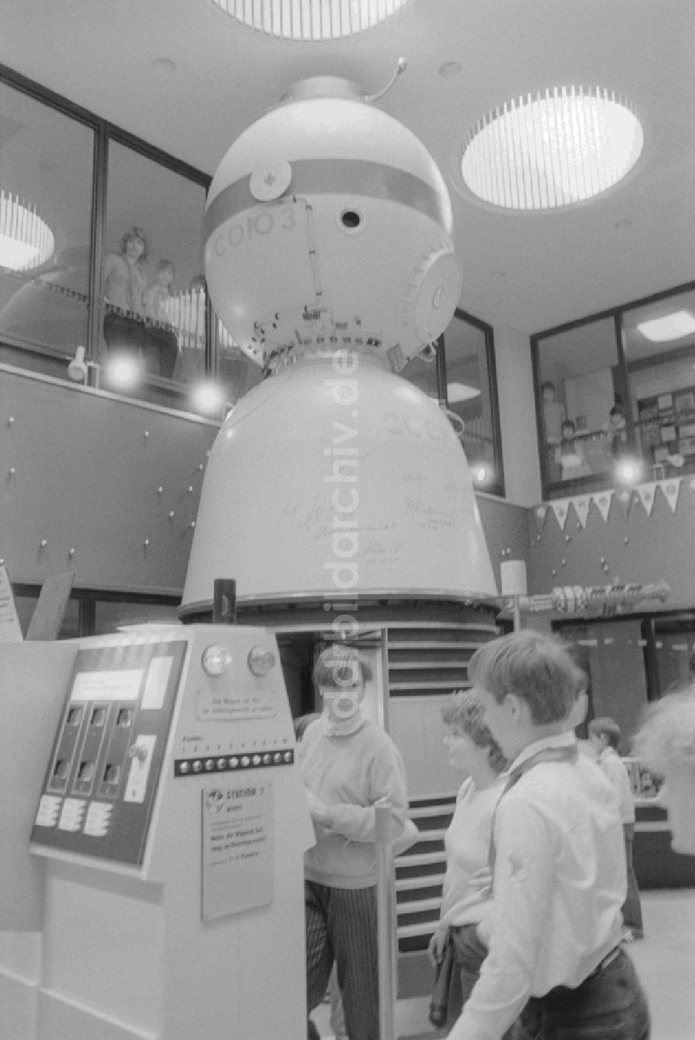 DDR-Fotoarchiv: Berlin - Das Raumfahrtzentrum „Orbitall“ im FEZ Wuhlheide in Berlin, der ehemaligen Hauptstadt der DDR, Deutsche Demokratische Republik