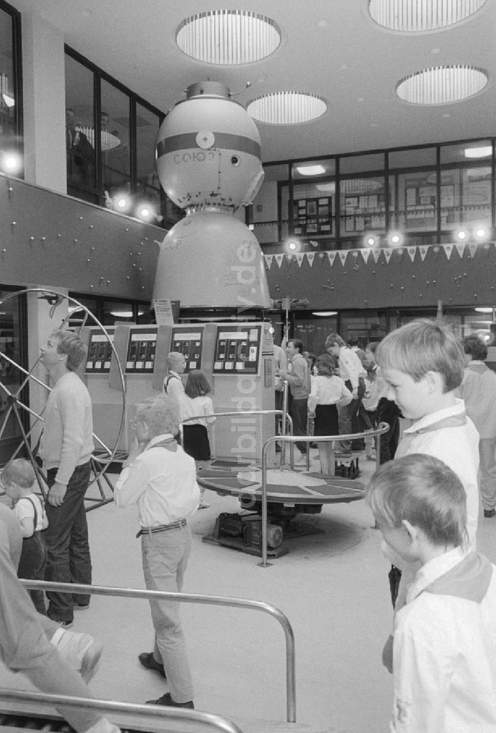 DDR-Bildarchiv: Berlin - Das Raumfahrtzentrum „Orbitall“ im FEZ Wuhlheide in Berlin, der ehemaligen Hauptstadt der DDR, Deutsche Demokratische Republik