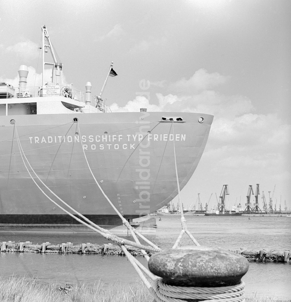 DDR-Bildarchiv: Rostock - Das Traditionsschiff Typ Frieden im Hafen an der Unterwarnow in Rostock in Mecklenburg-Vorpommern in der DDR