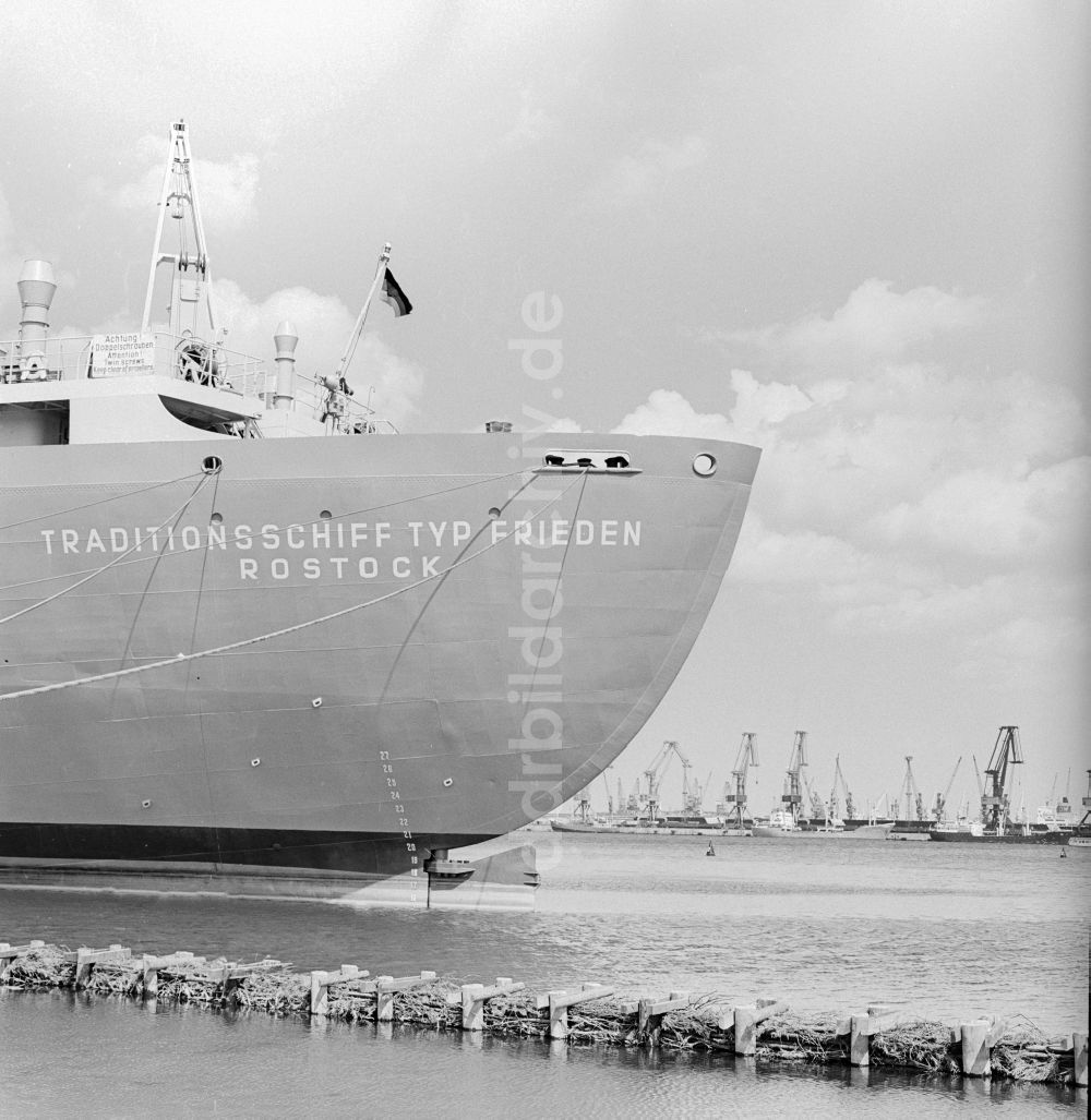 Rostock: Das Traditionsschiff Typ Frieden im Hafen an der Unterwarnow in Rostock in Mecklenburg-Vorpommern in der DDR