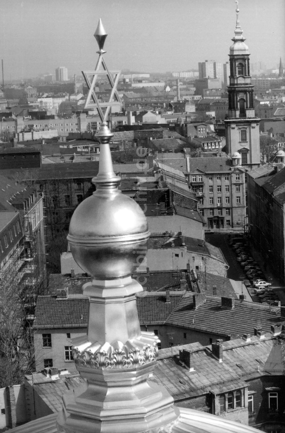 DDR-Fotoarchiv: Berlin - Davidstern auf der Kuppel der restaurierten Neuen Synagoge in der Oranienburger Straße 07.04.1992