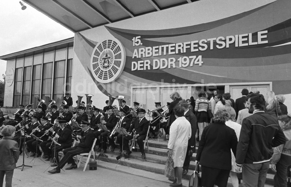 Erfurt: DDR - 15. Arbeiterfestspiele im Ortsteil Hochheim in Erfurt im Bundesland Thüringen auf dem Gebiet der ehemaligen DDR, Deutsche Demokratische Republik