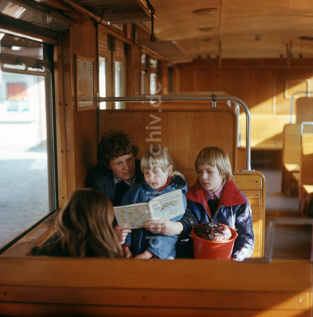 DDR-Fotoarchiv: Berlin - DDR - In der S-Bahn 1975