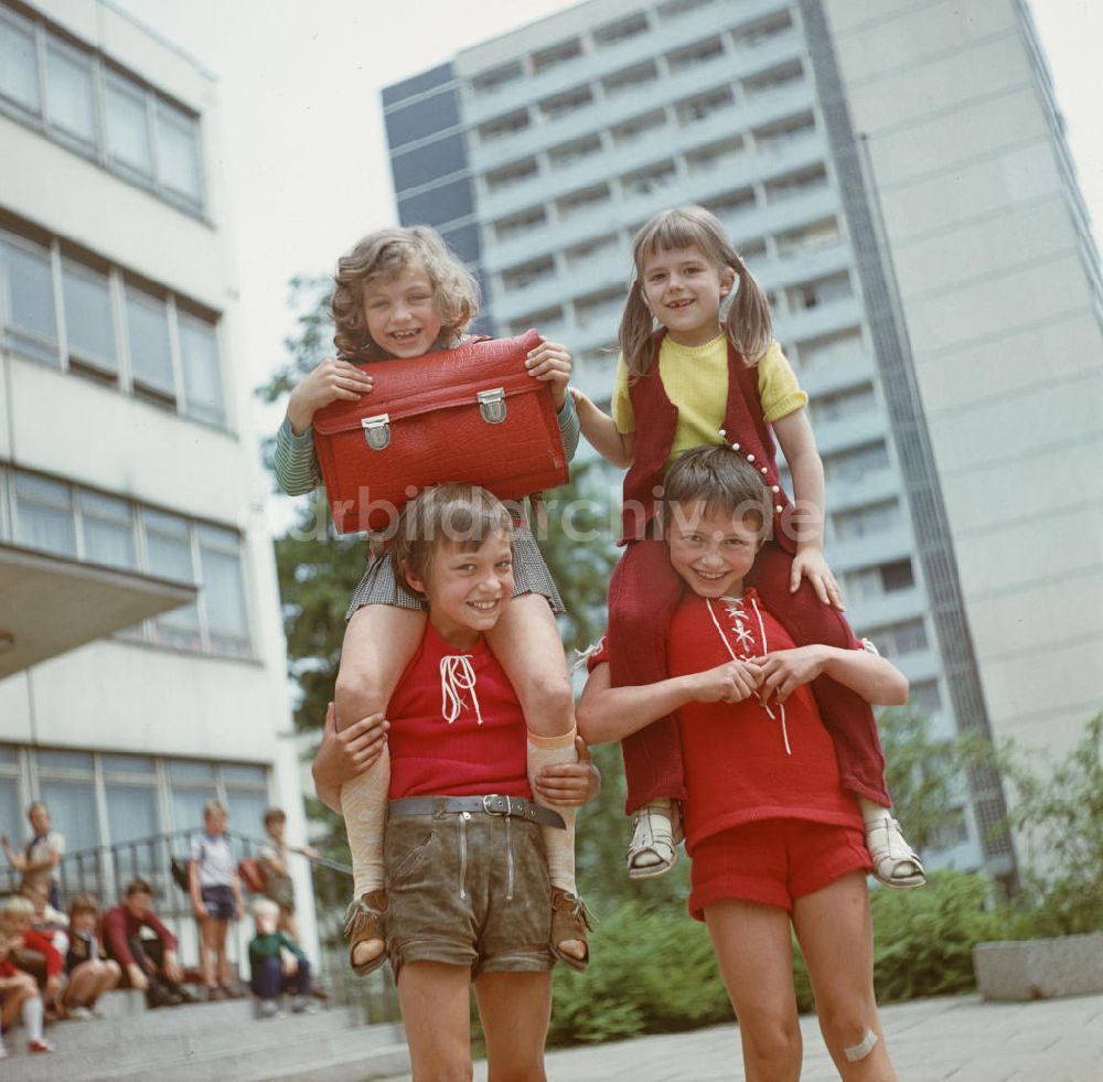 DDR-Bildarchiv: Berlin - DDR - Beginn der Sommerferien 1972