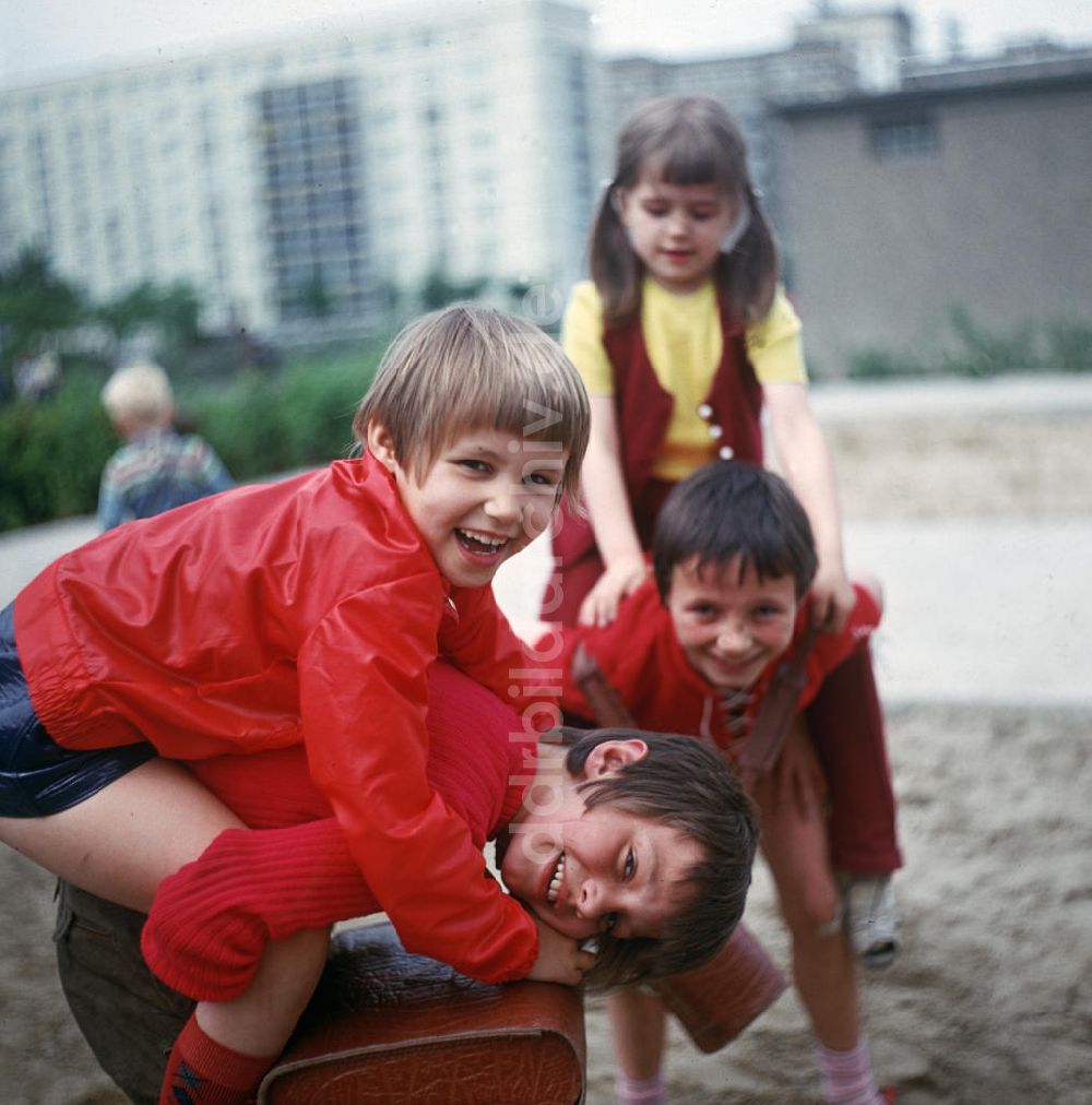 DDR-Fotoarchiv: Berlin - DDR - Beginn der Sommerferien 1972