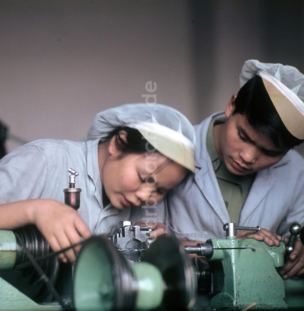 DDR-Bildarchiv: Saalfeld - DDR - Berufsausbildung für Vietnamesen 1971