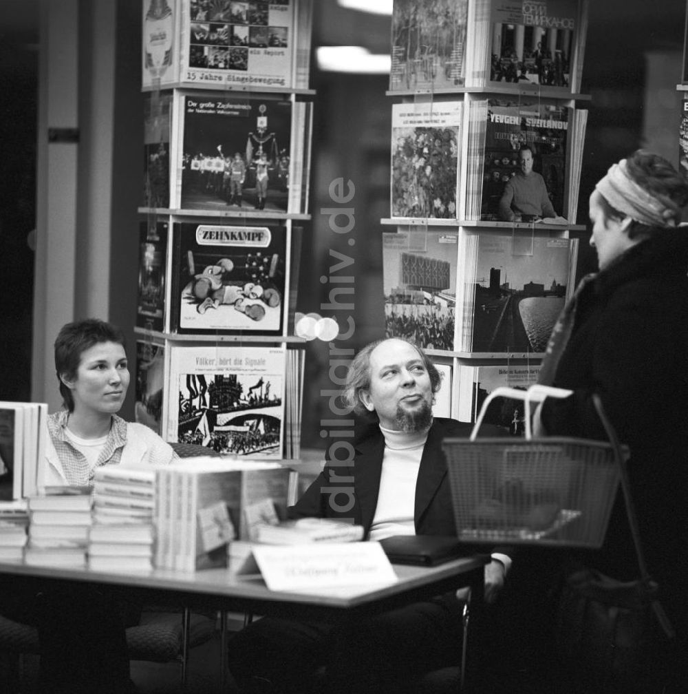 DDR-Bildarchiv: Berlin - DDR - Besucher auf einer Lesung 1985