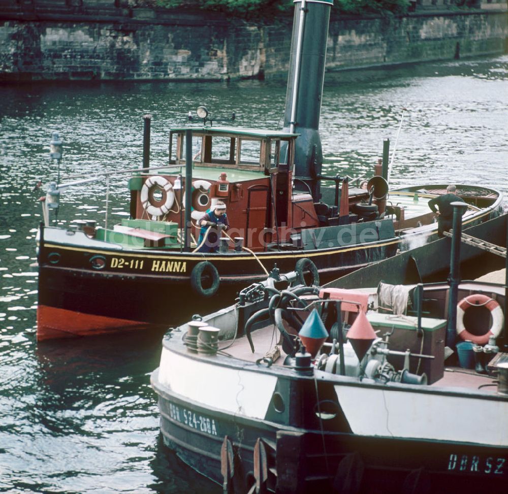 Berlin: DDR - Binnenschifffahrt auf der Spree 1969