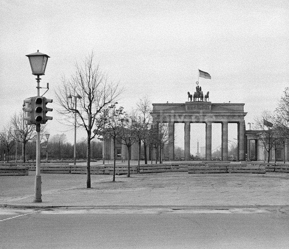 DDR-Bildarchiv: Berlin - DDR - Brandenburger Tor in Berlin