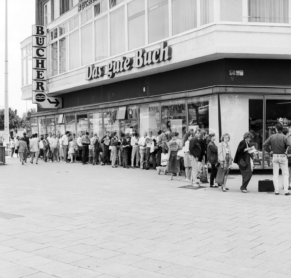 DDR-Fotoarchiv: Berlin - DDR-Bürger stehen vor einer Sparkasse Schlange in Berlin, der ehemaligen Hauptstadt der DDR, Deutsche Demokratische Republik