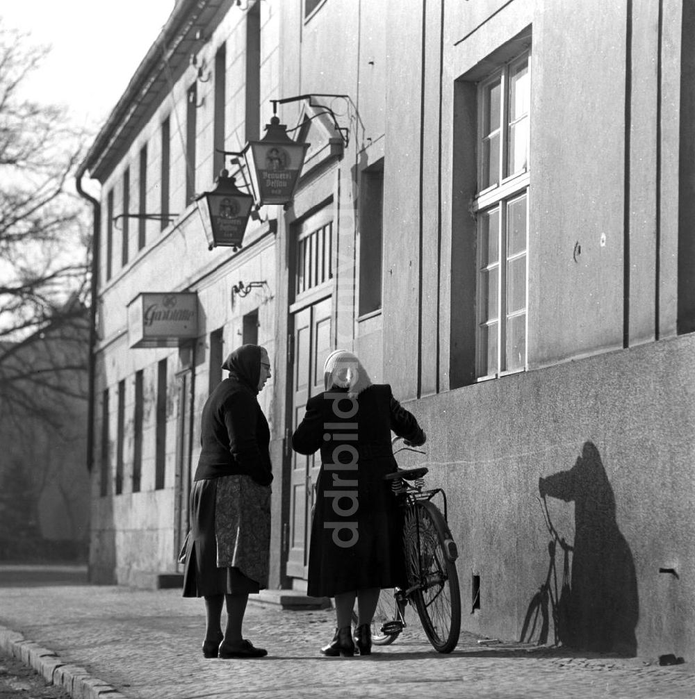 DDR-Fotoarchiv: Schwarze Pumpe - DDR - Dorftratsch Schwarze Pumpe 1964