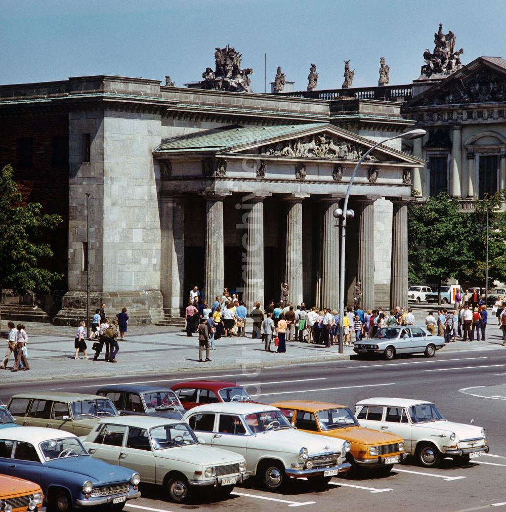 Berlin: DDR - Ehrenwache vor der Neuen Wache in Berlin