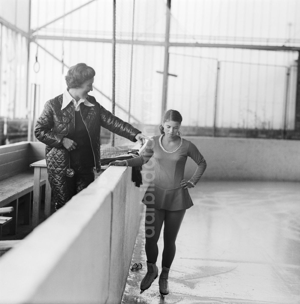 DDR-Bildarchiv: Berlin - Hohenschönhausen - DDR - Eiskunstläuferin Christine Errath beim Training in Berlin - Hohenschönhausen