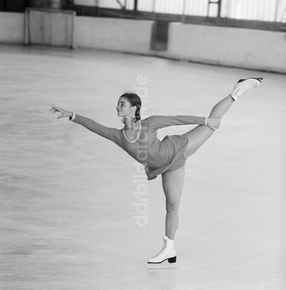 Berlin - Hohenschönhausen: DDR - Eiskunstläuferin Christine Errath beim Training in Berlin - Hohenschönhausen