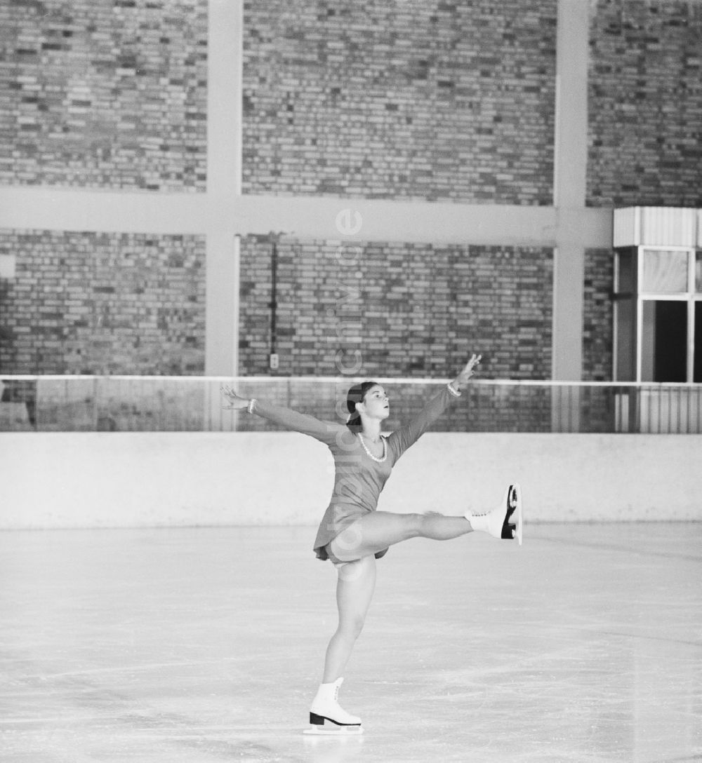 DDR-Bildarchiv: Berlin - Hohenschönhausen - DDR - Eiskunstläuferin Christine Errath beim Training in Berlin - Hohenschönhausen