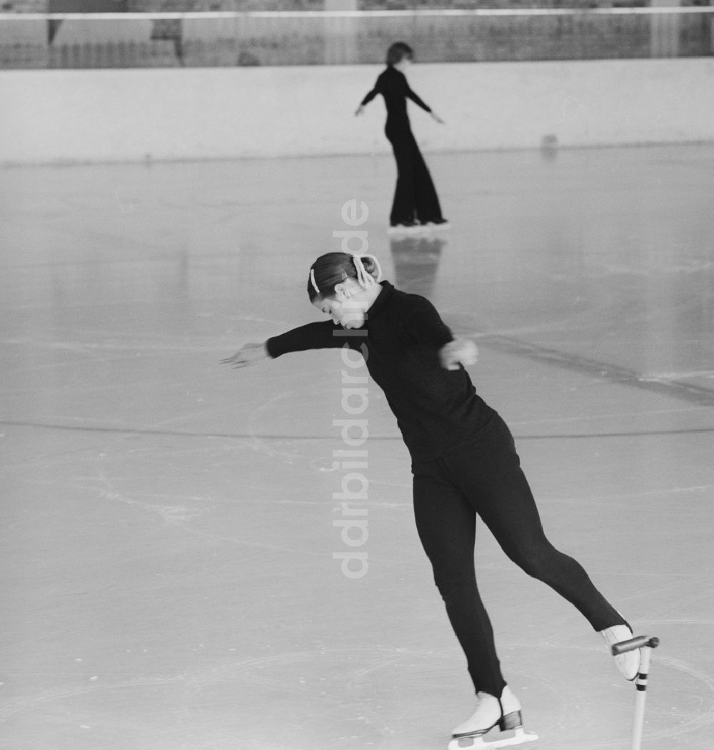 DDR-Fotoarchiv: Berlin - Hohenschönhausen - DDR - Eiskunstläuferin Christine Errath beim Training in Berlin - Hohenschönhausen