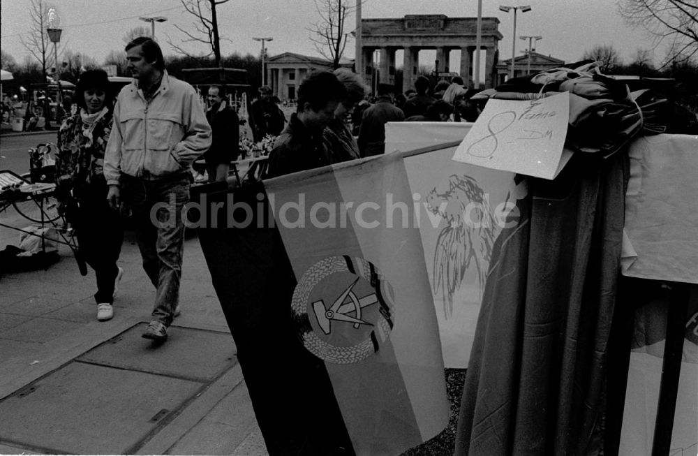 : DDR-Fahne am Pariser Platz Umschlagnummer: 7311