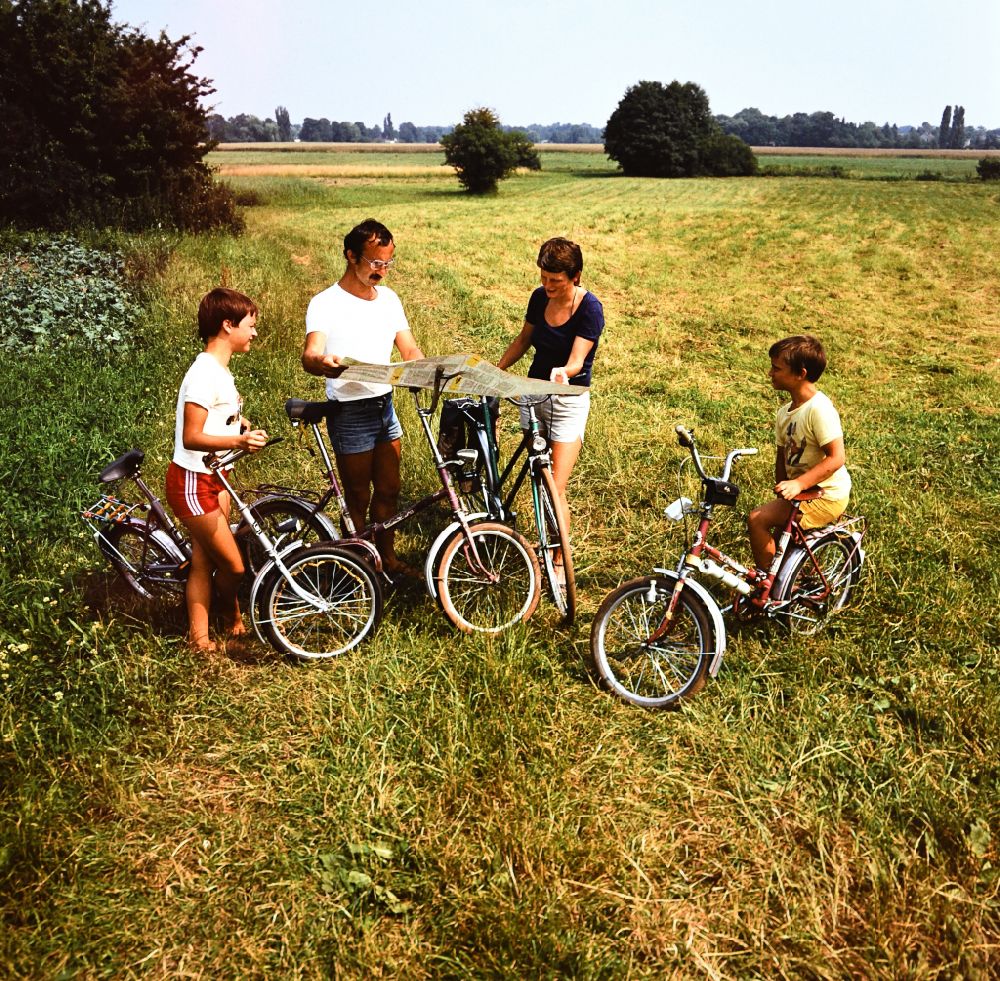DDR-Fotoarchiv: Hönow - DDR- Familie bei einer Radtour in Hönow
