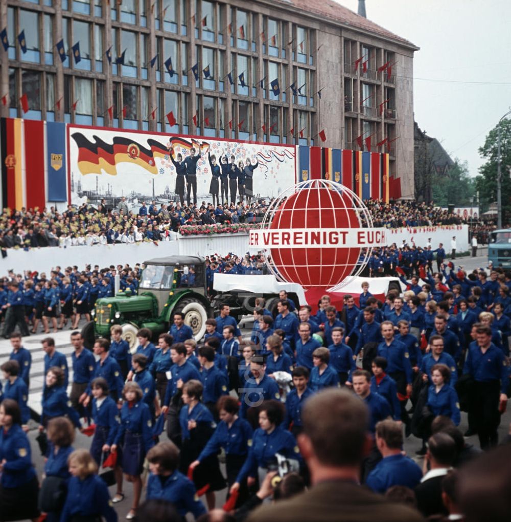 DDR-Fotoarchiv: Chemnitz - DDR - FDJ-Pfingsttreffen Karl-Marx-Stadt 1967