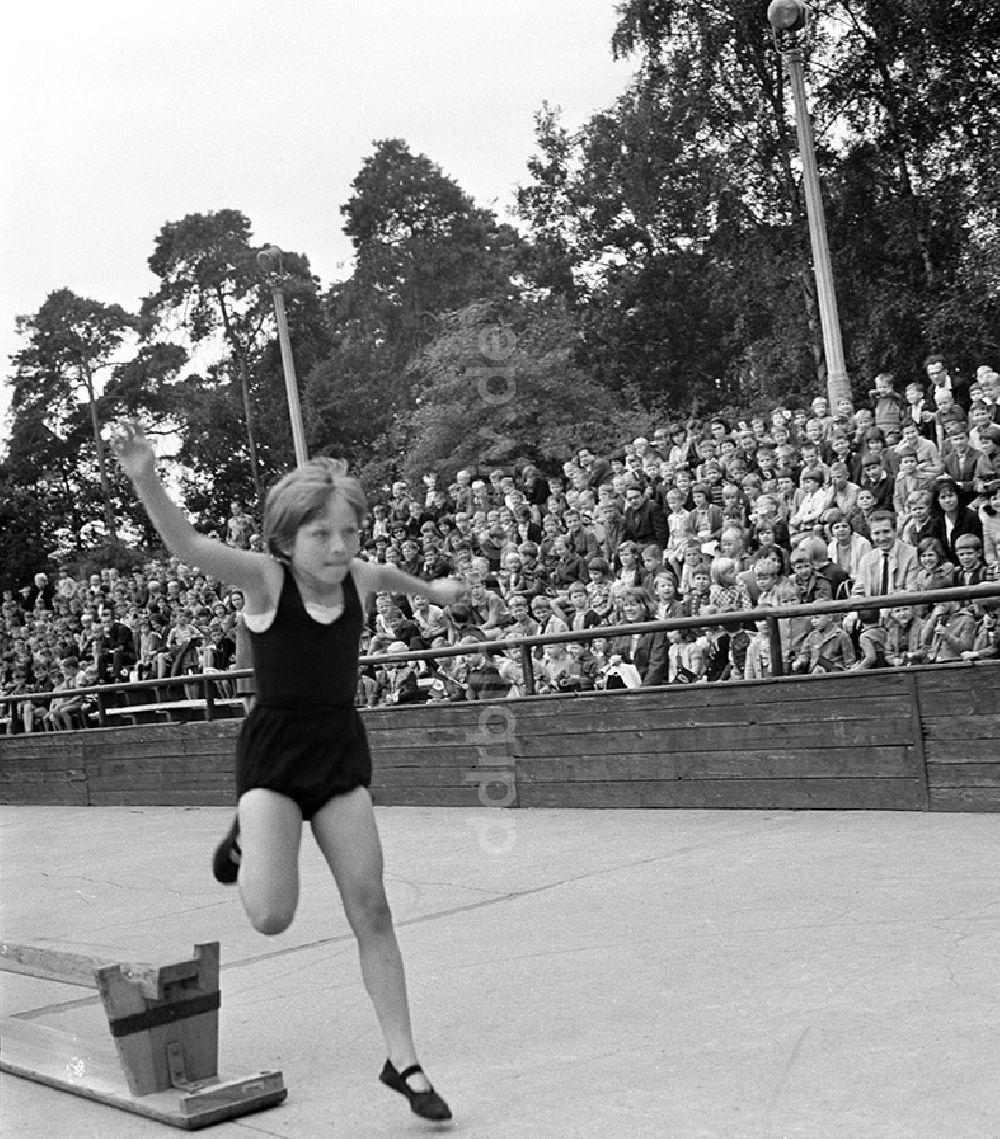 DDR-Bildarchiv: Berlin - DDR - Ferien-Sport im Pionierpark Ernst Thälmann
