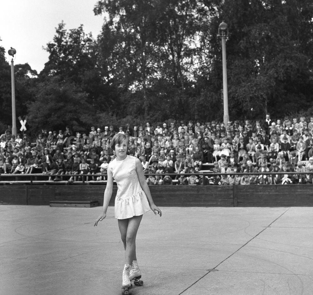 DDR-Fotoarchiv: Berlin - DDR - Ferien-Sport im Pionierpark Ernst Thälmann