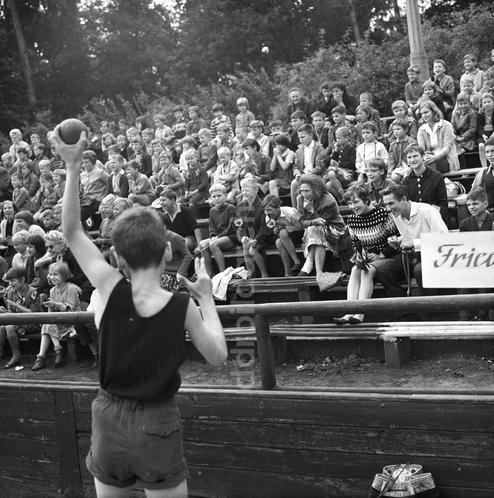 Berlin: DDR - Ferien-Sport im Pionierpark Ernst Thälmann