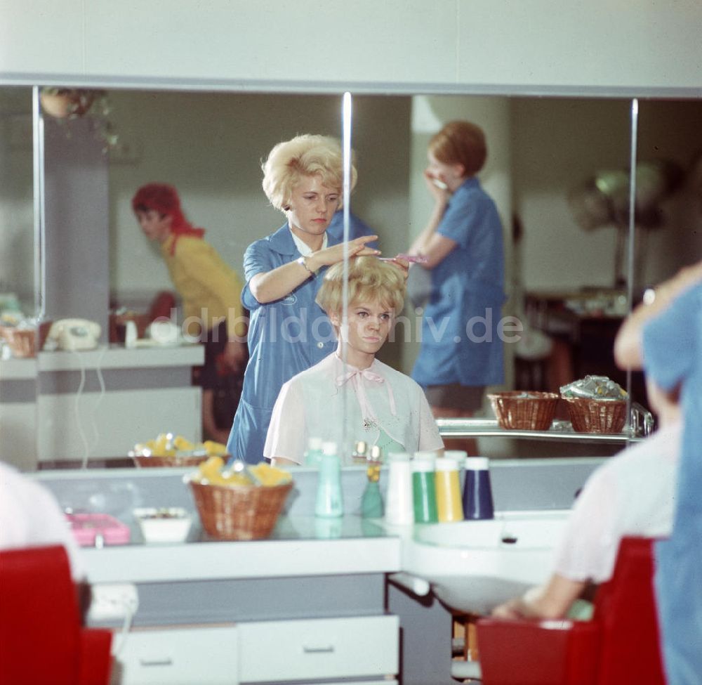 DDR-Fotoarchiv: Halle / Saale - DDR - Friseursalon für Frauen 1969