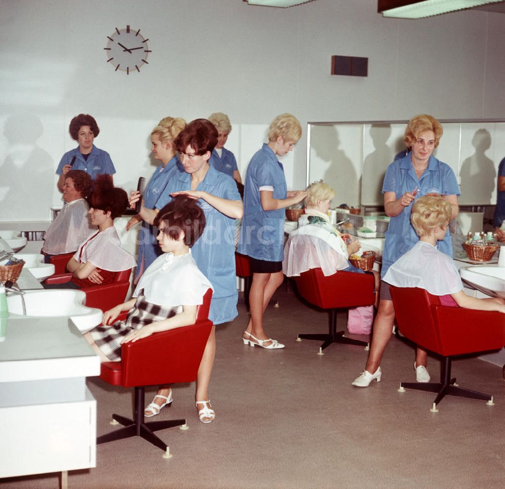 Halle / Saale: DDR - Friseursalon für Frauen 1969