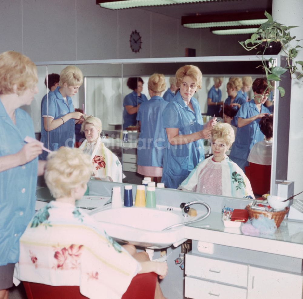 DDR-Bildarchiv: Halle / Saale - DDR - Friseursalon für Frauen 1969