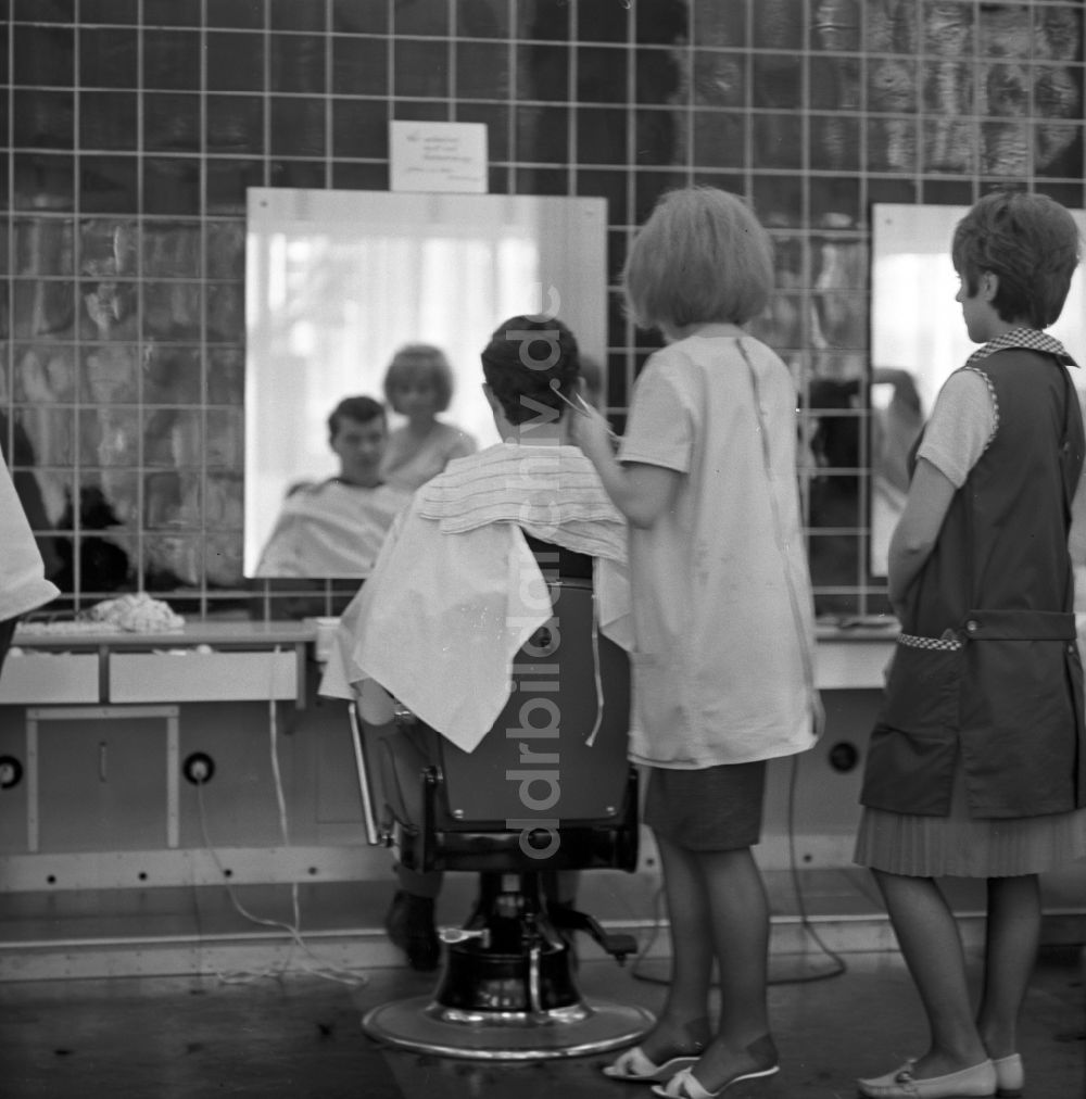 DDR-Bildarchiv: Magdeburg - DDR - Friseursalon für Herren 1965 in Magdeburg