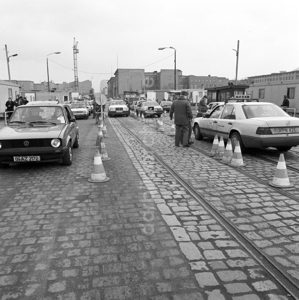 DDR-Fotoarchiv: Berlin - DDR-Grenzsoldaten kontrollieren am provisorischen Übergang Potsdamer Platz westdeutsche Fahrzeuge