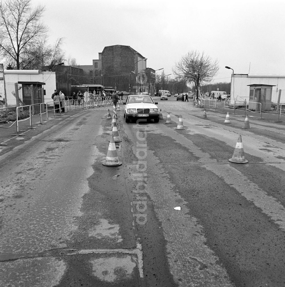 Berlin: DDR-Grenzsoldaten kontrollieren am provisorischen Übergang Potsdamer Platz westdeutsche Fahrzeuge