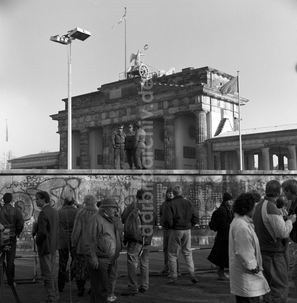 DDR-Bildarchiv: Berlin - Mitte - DDR-Grenzsoldaten auf der Mauer vor dem Brandenburger Tor