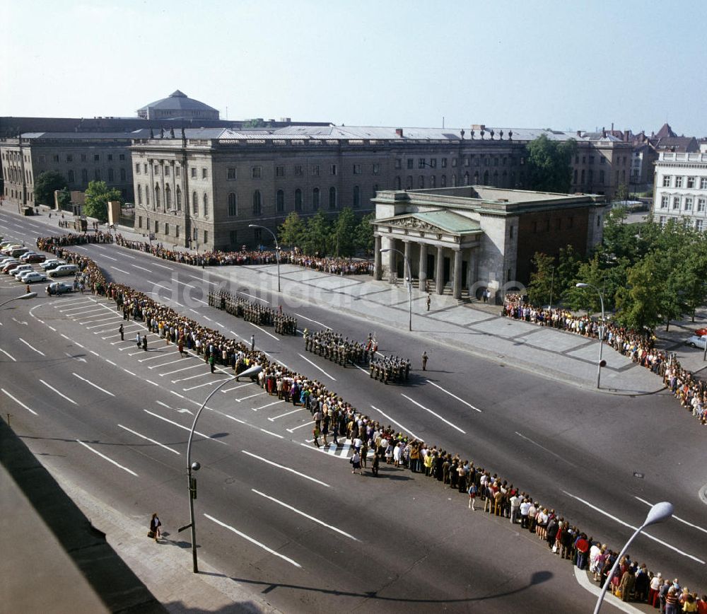 Berlin: DDR - Großer Wachaufzug vor der Neuen Wache in Berlin