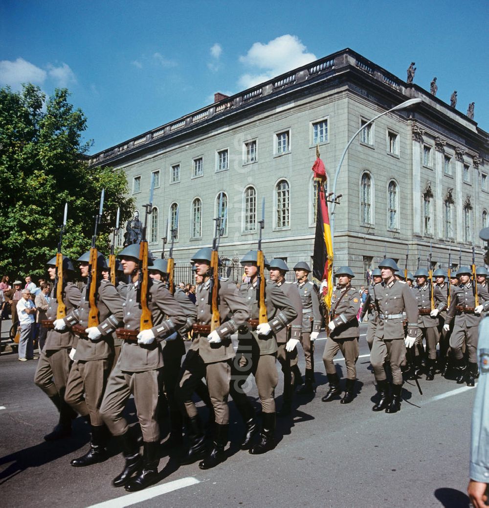 DDR-Fotoarchiv: Berlin - DDR - Großer Wachaufzug vor der Neuen Wache in Berlin