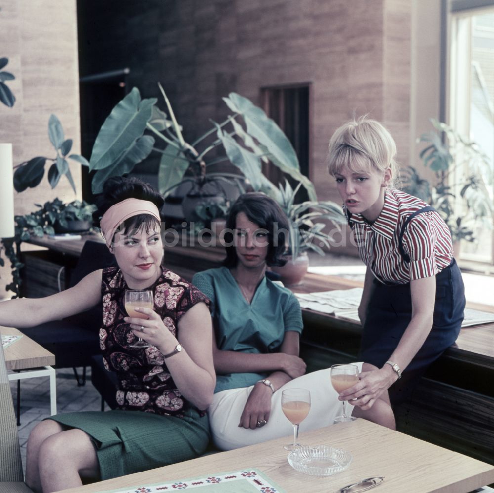 Berlin: DDR - Junge Frauen präsentieren die neueste Sommer-Mode in Ostberlin