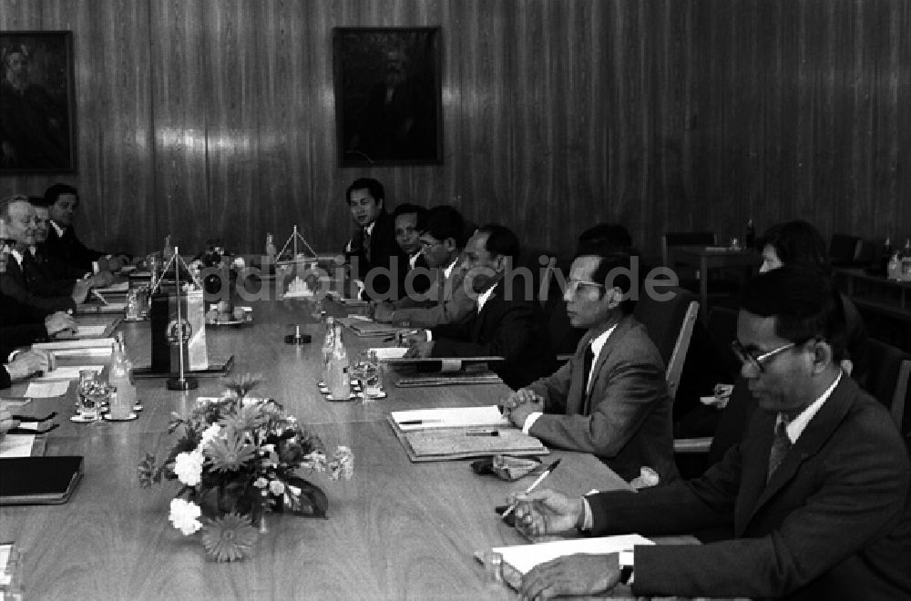 DDR-Bildarchiv: Berlin - DDR und Kambodscha schlossen Vertrag über Freundschaft und Zusammenarbeit. (354)