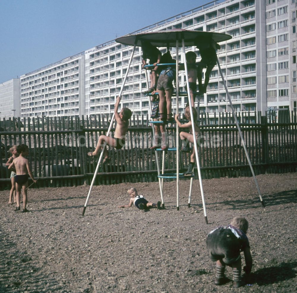 DDR-Bildarchiv: Halle / Saale - DDR - Kinder in Halle-Neustadt 1969