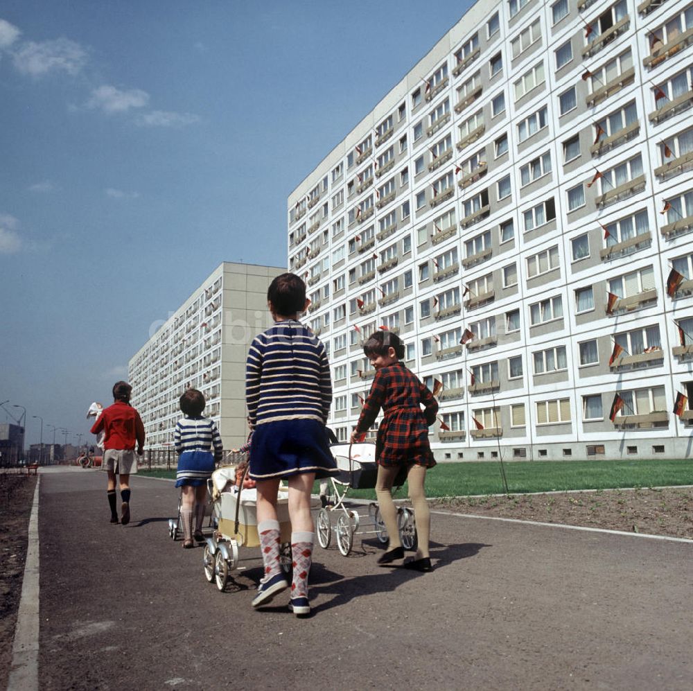DDR-Fotoarchiv: Berlin - DDR - Kinder mit Puppenwagen 1970