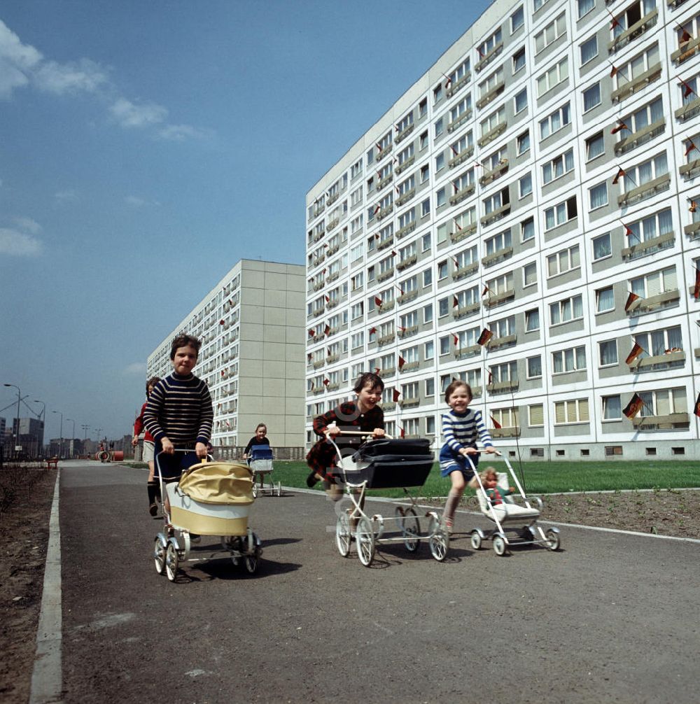 DDR-Bildarchiv: Berlin - DDR - Kinder mit Puppenwagen 1970