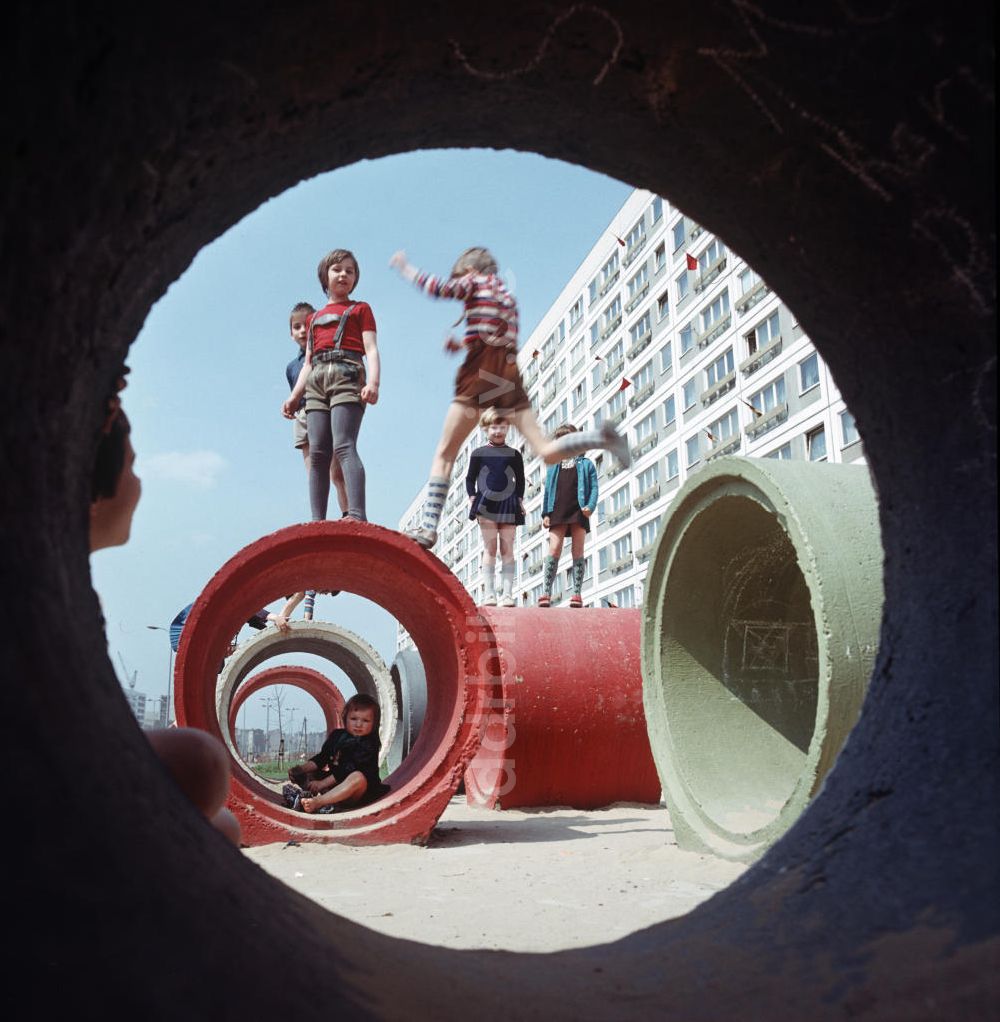 Berlin: DDR - Kinder spielen auf Betonröhren 1970