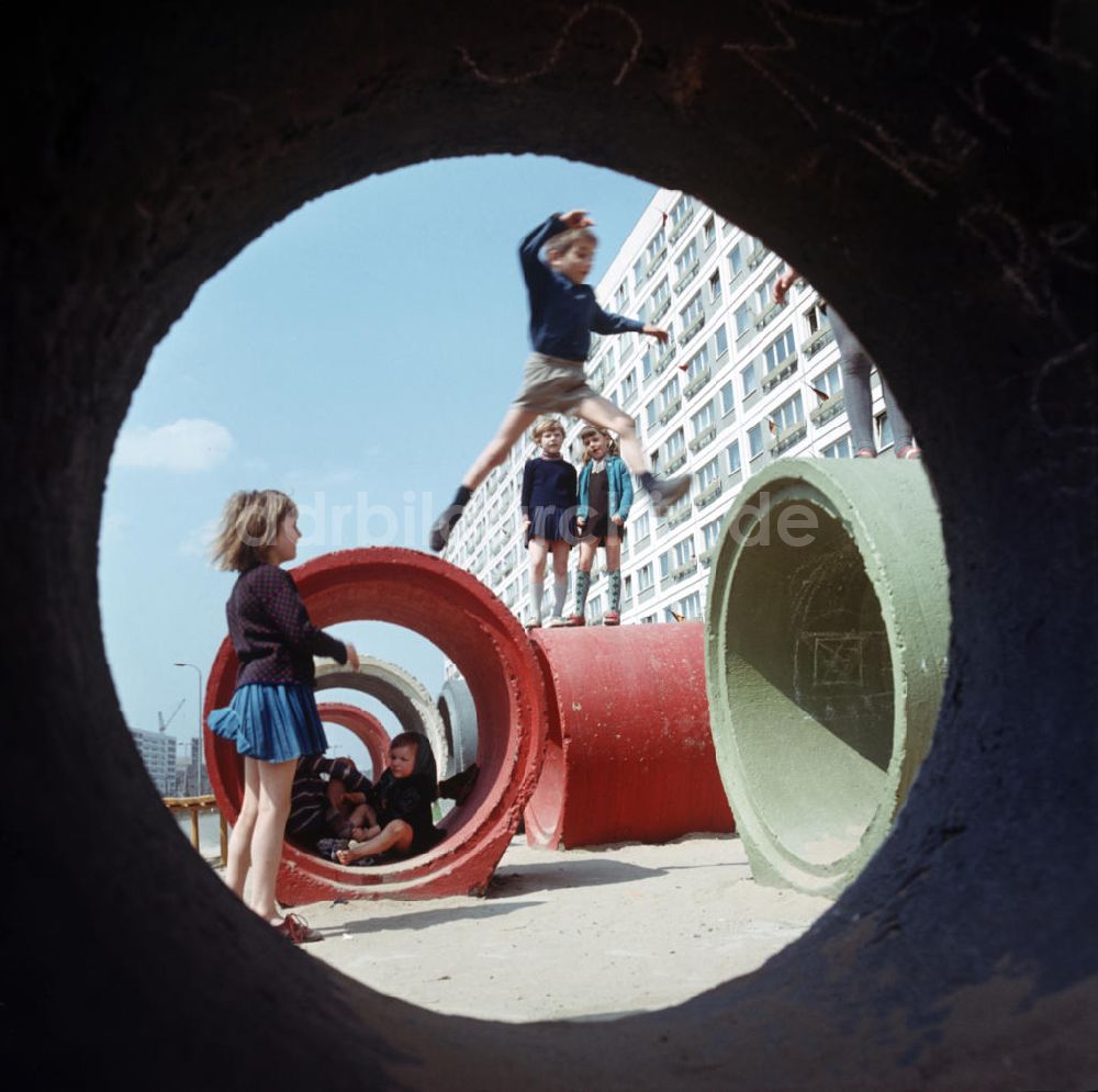 DDR-Fotoarchiv: Berlin - DDR - Kinder spielen auf Betonröhren 1970