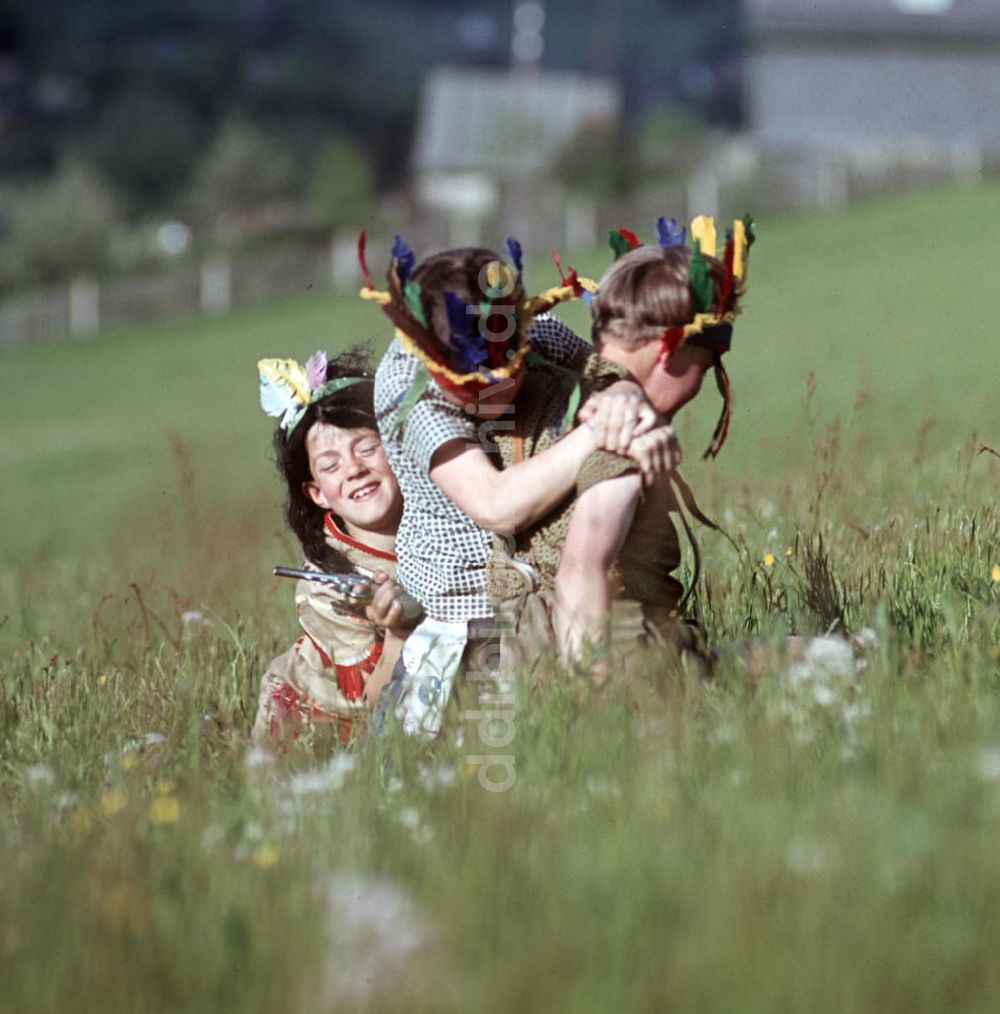 DDR-Bildarchiv: Stützerbach - DDR - Kinder spielen Indianer 1969