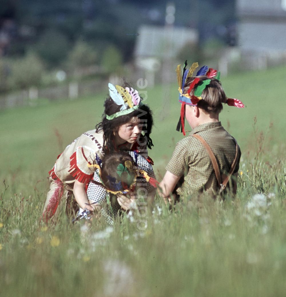 DDR-Fotoarchiv: Stützerbach - DDR - Kinder spielen Indianer 1969