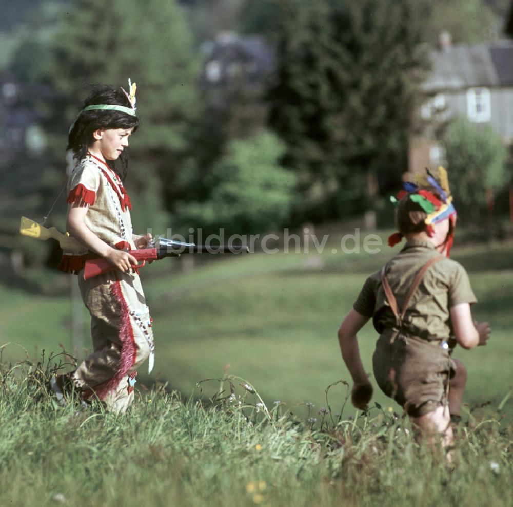 Stützerbach: DDR - Kinder spielen Indianer 1969